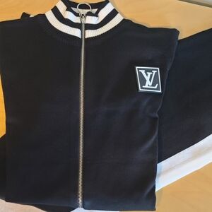 SOLD OUT!! ??WHO IS THAT??